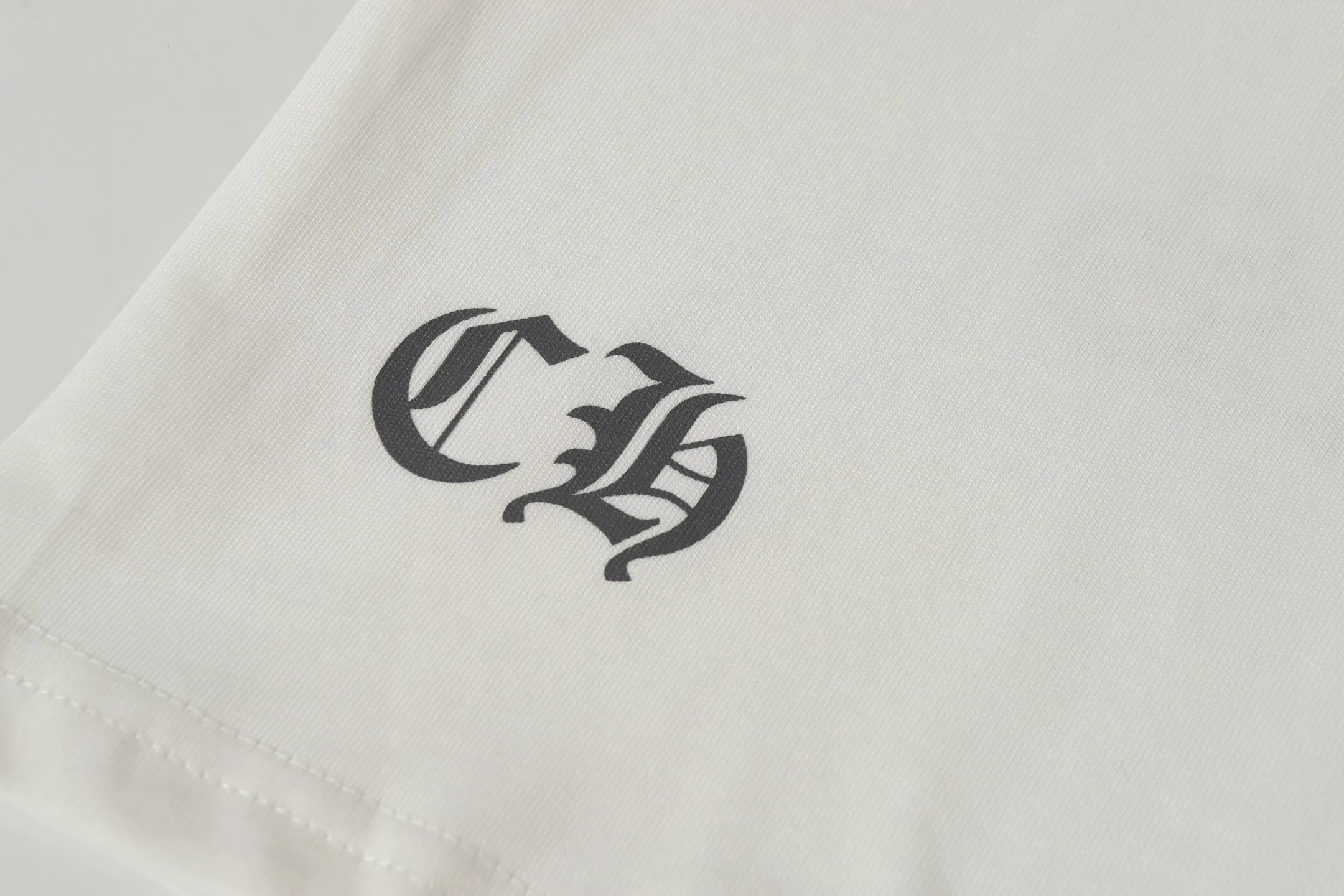 P140 2113 - Chrome Hearts/Chrome Hearts Hong Kong limited Sanskrit letter printed short-sleeved T-shirt - High weight, high density and high quality. The wool is soft, delicate and skin-friendly. It feels soft and silky. It has excellent warmth and skin-friendly properties. - Custom-woven and dyed, no color difference, no matter the fabric or workmanship details. Rolled over the ordinary version on the market -Colour: black white -Size: S M L XL